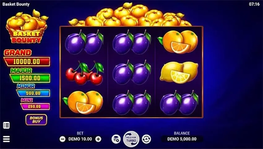 Grilla de 3x3 con ciruelas, cerezas, naranjas y limón, canasta de manzanas doradas y tabla de jackpots